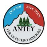 Cerchio con Cervino Bianco, 3 pini, sfondo azzurro e rosso e scritte: Con Voi, Avec Vous Antey, per un futuro migliore.