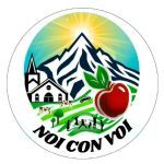 logo con sfondo montagna e cielo soleggiato. In primo piano una mela rossa, dei bimbi, due mucche e una chiesa.
