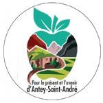 Mela contenente: Cervino, due montagne (dx grigio, sx marrone) su sfondo azzurro, parte bassa sx Rue du Pan Perdu, dx prato verde. Sottostante scritta "Pour le présent et l'avenir d'Antey-Saint-André".